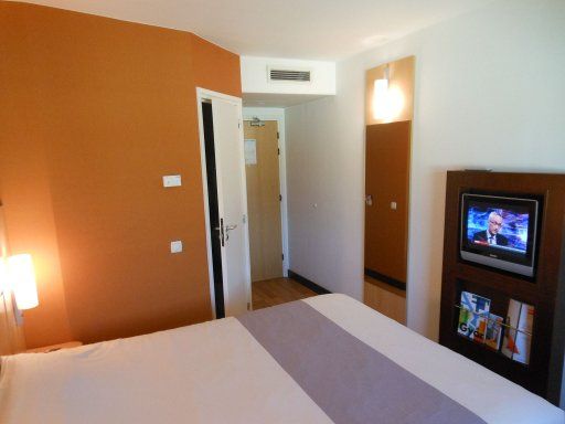 ibis Gyor, Győr, Ungarn, Zimmer 408 mit großem Bett, Flachbildfernseher, Wandspiegel, Eingang zum Bad, Klimaanlage und Eingangstür