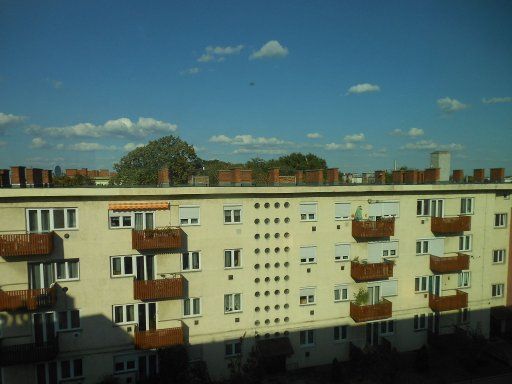 ibis Gyor, Győr, Ungarn, Ausblick aus Zimmer 408 auf ein Wohngebäude