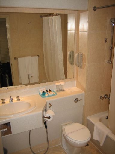 Sands Hotel, Abu Dhabi, Vereinigte Arabische Emirate, Badezimmer mit WC, Badewanne, Waschtisch