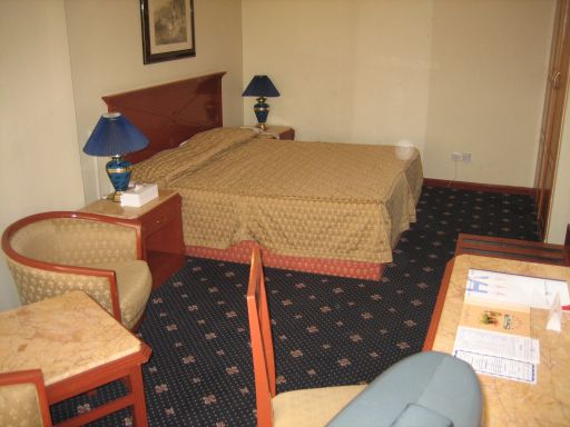 Versailles Hotel Dubai, Vereinigte Arabische Emirate , Zimmer mit Queensize Bett, Schreibtisch, Kofferablage, Einbauschrank