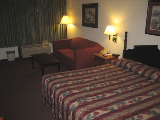 Howard Johnson Hotel, West Melbourne, Florida, USA, Zimmer mit Doppelbett, Tisch und Sofa, Klimaanlage