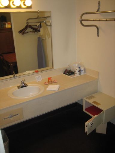 Howard Johnson Hotel, West Melbourne, Florida, USA, Waschtisch vor dem Badezimmer, Mini Safe
