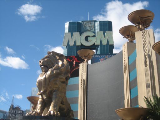 MGM Grand, Las Vegas, Nevada, Außenansicht im Hintergrund das New York New York Hotel