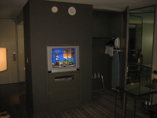 MGM Grand West Wing, Las Vegas, Nevada, USA, Zimmer Nummer 9–527 mit Fernseher, Wandschrank, Glastisch und Gang zum Bad