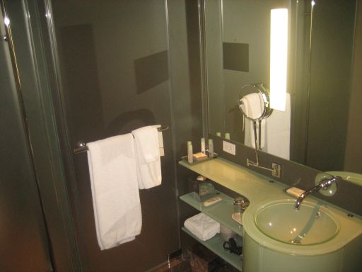 MGM Grand West Wing, Las Vegas, Nevada, USA, Bad mit Waschtisch und Duschkabine