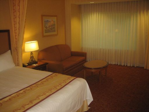 South Point Hotel & Casino, Las Vegas, Nevada, USA, Zimmer mit Queen Size Bett, Sofa und Fenster