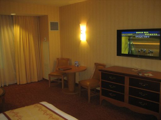 South Point Hotel & Casino, Las Vegas, Nevada, USA, Zimmer mit zwei Stühlen, Tisch, Kommode und Flachbildfernseher