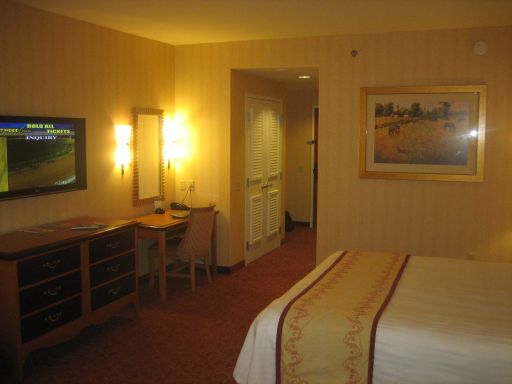 South Point Hotel & Casino, Las Vegas, Nevada, USA, Zimmer mit Kommode, Flachbildfernseher, kleinem Schreibtisch, Wandschrank und Eingang zum Zimmer