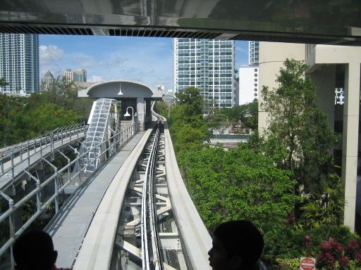 Miami-Dade Metromover, Miami, Florida, Vereinigte Staaten von Amerika, Fahrstrecke und Einfahrt in Station