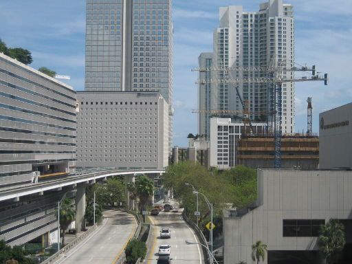 Miami-Dade Metromover, Miami, Florida, Vereinigte Staaten von Amerika, Ausblick auf die Strecke und Station in einem Hochhaus