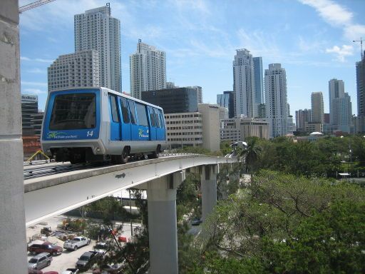 Miami-Dade Metromover, Miami, Florida, Vereinigte Staaten von Amerika, Fahrzeug auf den Betonschienen