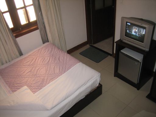 Prince Hotel, Da Nang, Vietnam, fast Queensize Bett, Fernseher, Kühlschrank, Tür zum Bad, Fenster