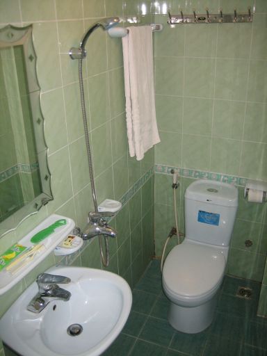 Rose Hotel, Hanoi, Vietnam, Bad mit WC, Duschgelegenheit und Waschbecken